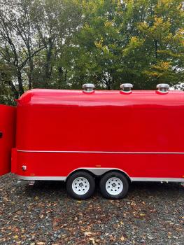 Preview: Glanzvoller Gastronomiecharakter in Rubinrot. Dieser Airstream hat eine Edelstahlausstattung, die sich manche wünschen würden.Die Länge misst 4.50 Meter - ohne Deichsel, Sonderausstattung